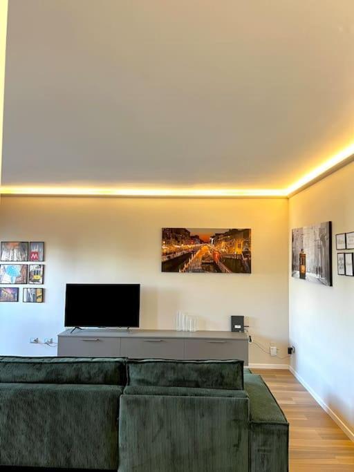 Stadio Fiera Ampio E Luminoso Con Balcone Apartamento Milão