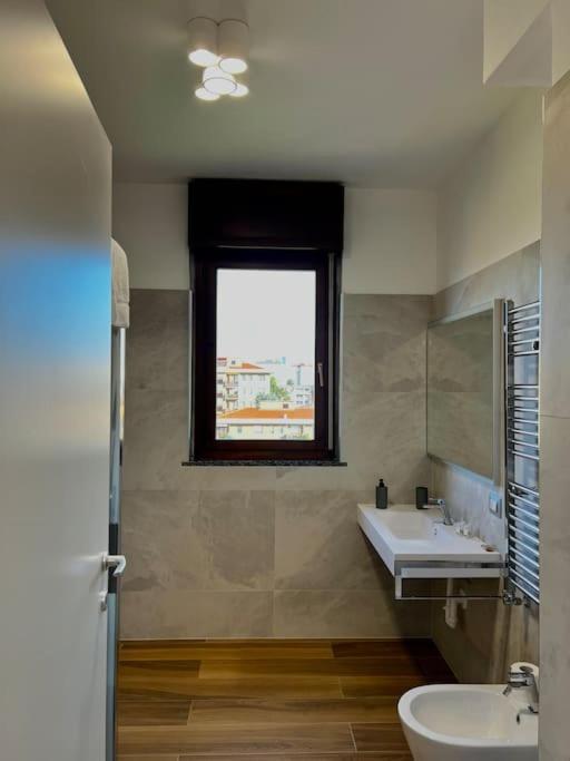 Apartamento Stadio Fiera Ampio E Luminoso Con Balcone Milão
