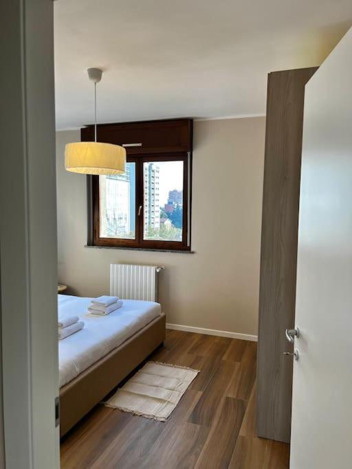 Appartement Stadio Fiera Ampio E Luminoso Con Balcone Milan
